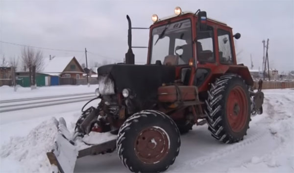 МТЗ-82.1 убирает снег